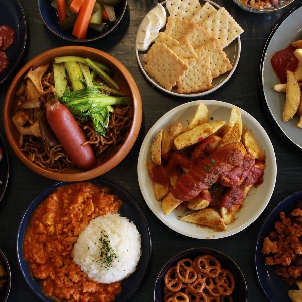 好評の貸切宴会は12名!最大25名ほどまで対応中。カジュアルでラフな雰囲気の中、自社醸造クラフトビールを片手に和やかな会話を楽しめる空間が魅力です。1Fタンク前の半屋外スペースを活用すれば25名以上の大人数グループでものびのびお楽しみいただけます!