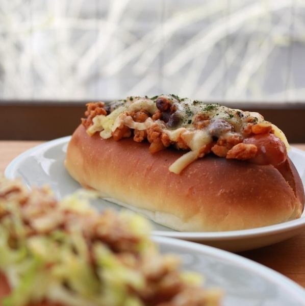 カウンター席や小テーブルを配置した空間は、お一人様や少人数での利用に最適。昼飲みから夜の軽い一杯まで幅広く対応可能です!スタンディングスペースでは、自然と会話が生まれるアットホームなムードが漂い、気軽に立ち寄ることができます。ラフな内装が、居心地の良さを演出。女性にも訪れやすい明るい雰囲気です◎