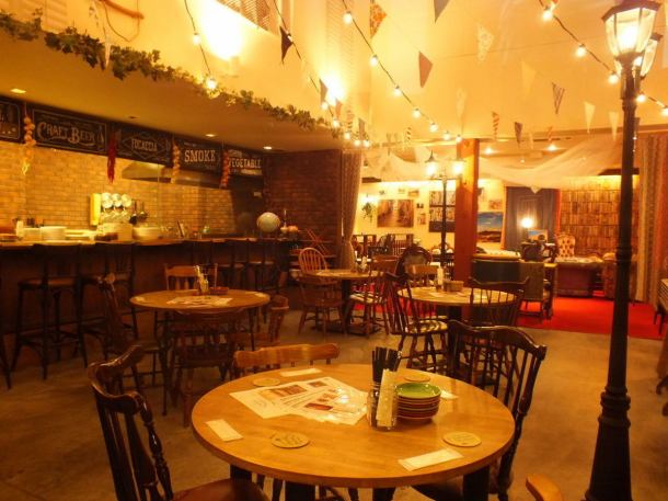お店に入ったらそこには海外リゾートに来たような非日常的な空間が☆港町をイメージした開放的なオシャレな店内はインスタ映え間違いなし♪おしゃれ女子に人気の当店で女子会♪