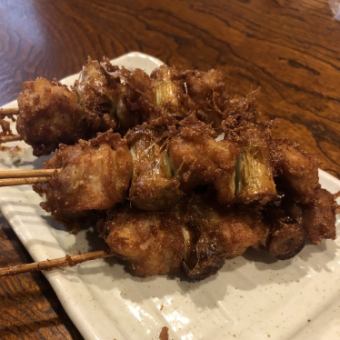 Green onion skewer (fried in the photo)