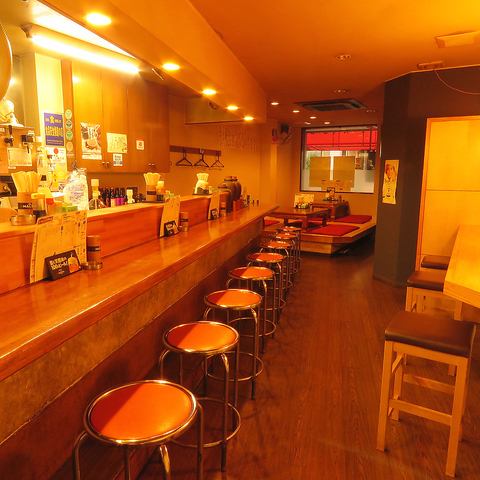 At the counter seat, you can have a light drink on your way home from work ♪ How about using the famous Kabuto fried snacks as a snack?