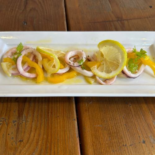 清爽的檸檬魷魚和辣椒粉“黃色”醃料