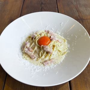 Rich cheese carbonara with rich egg