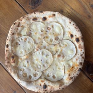 Lotus root and tuna white pizza