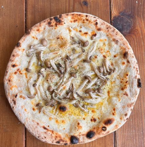 Creamy pizza with lots of mushrooms, served with special cheese sauce