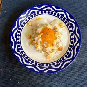 温泉卵とチーズの炙りポテサラ