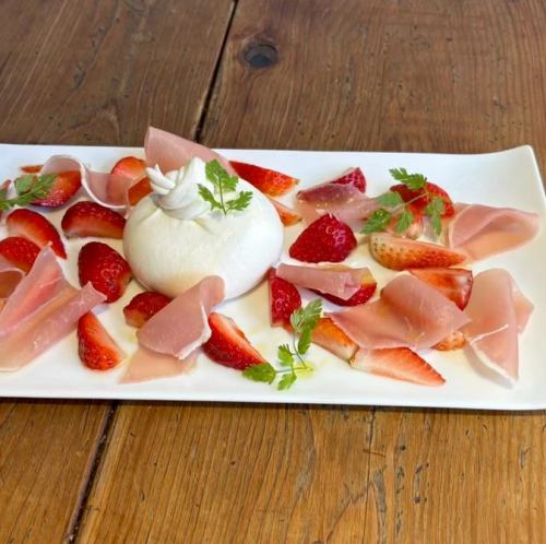 生ハムと季節フルーツの ブッラータチーズ