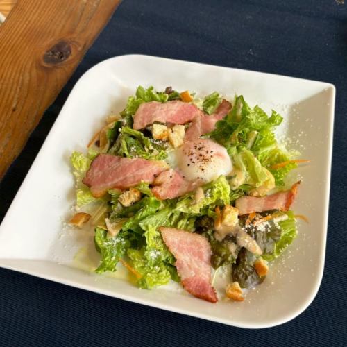 燻製ベーコンと温泉卵のシーザーサラダ【フル】