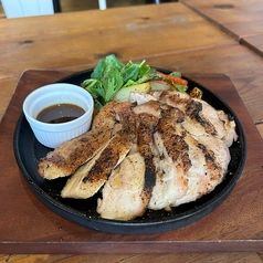 鉄板焼き ハーブチキンステーキ ~焦がしニンニクソース~
