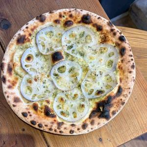 シャキシャキレンコンのジェノベピザ