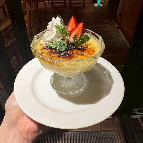 季節フルーツのなめらかクリームブリュレ