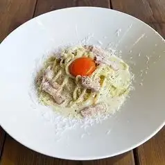 濃厚チーズのカルボナーラ 卵黄添え