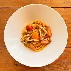 卵黄をのせた和風バター醤油パスタ