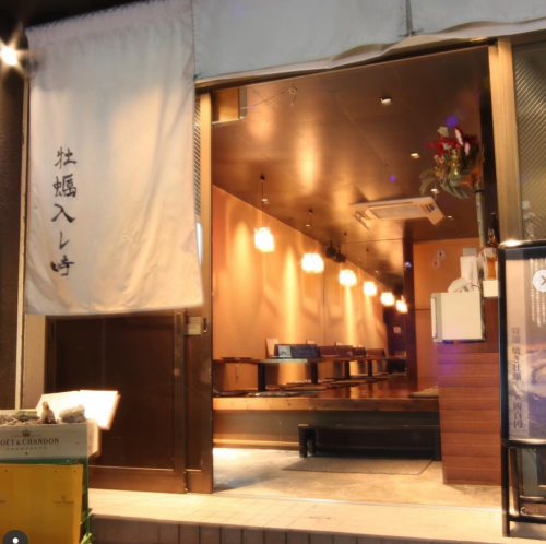 暖かな灯りに包まれる入口