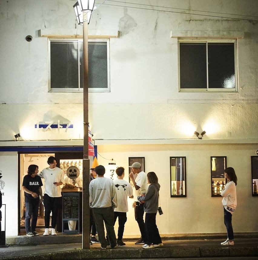 炭火焼鳥と１品料理、ワインを中心としたお酒が楽しめる居酒屋兼ワインショップです。