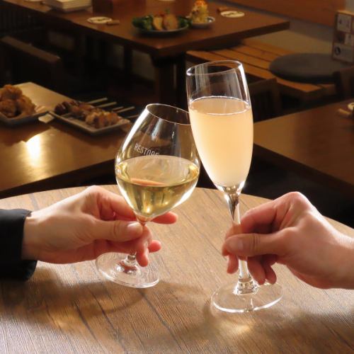 侍酒师从可容纳 500 瓶的步入式酒窖中精心挑选葡萄酒。