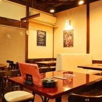 【気軽に入れるテーブル席◎】3人掛けのテーブルを2つご用意しています。友人や同僚とのちょっとした食事や、気軽なランチにぴったりなスペースです。落ち着いた雰囲気の中、ゆったりとした時間を過ごしながら、心地よい会話を楽しむことができます。美味しい料理と共に、リラックスしたひとときをお過ごしください。