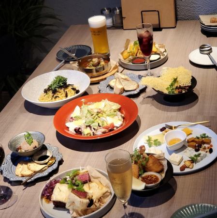 제철 식재료를 듬뿍 사용한 일본과 서양 다양한 창작 요리를 즐길 수 있습니다