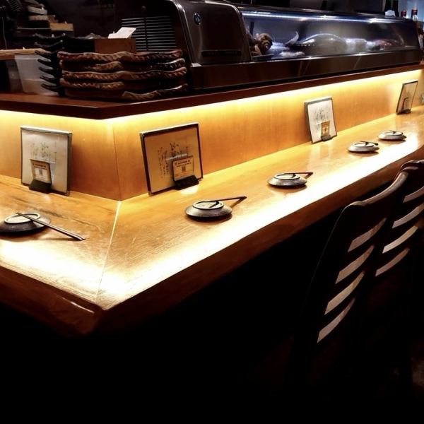 A realistic counter seat with fresh seafood lined up