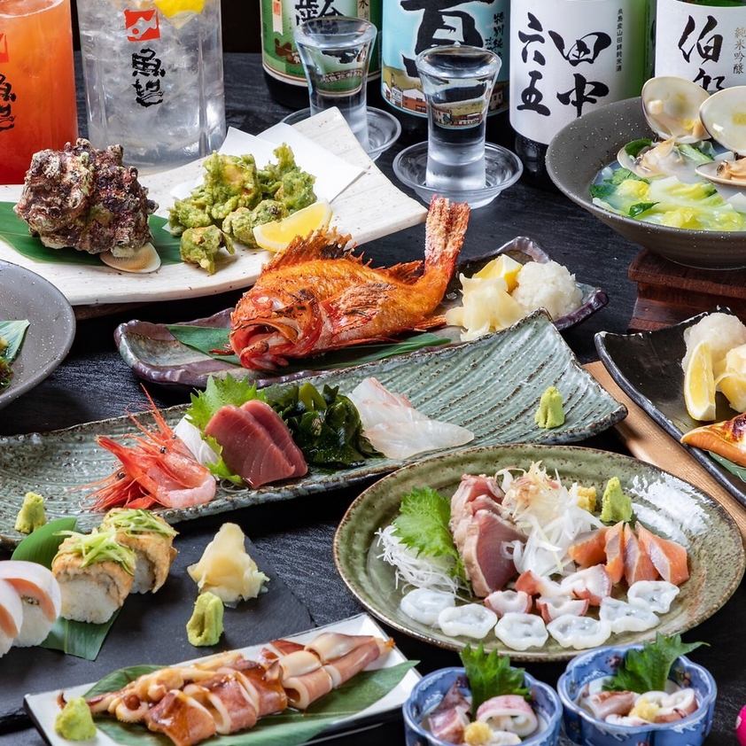 我们提供精美的套餐5,280日元起，使用大量时令食材，包括华丽的生鱼片拼盘。