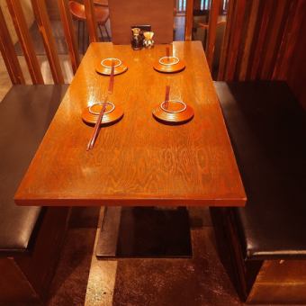 4名様用席。友人との会話が盛り上がる席はここ！