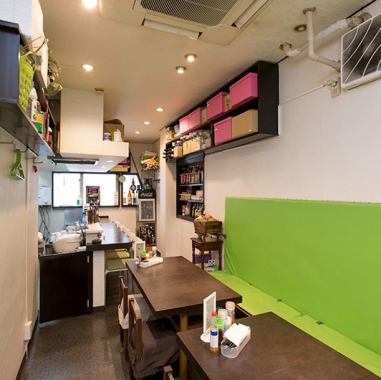 店内は居心地の良さと親しみやすさのある、まるで我が家のようにお過ごしいただける空間です。お仕事帰りやご友人と気軽にお立ち寄りください。貸切のご利用も可能ですので、詳細はお問い合わせください◎パーティーやお祝いごとなど、是非お気軽にご相談ください♪
