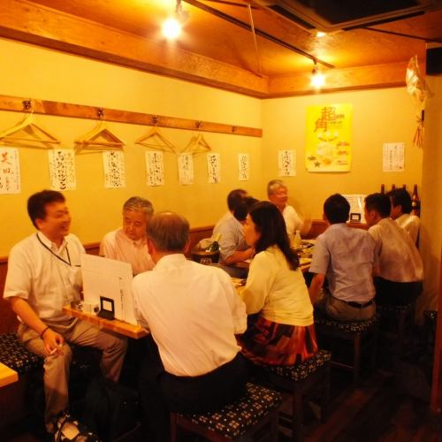 横並びのテーブル席で少人数宴会にも使いやすいです!