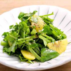 Green salad with watercress and kiwi