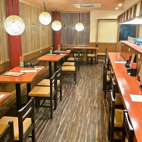 大切なお集りごとやご宴会を邪魔しないぬくもりのある照明が心地よい店内。居心地の良いゆったり空間で、お店自慢の焼鳥を頬張る至福のひと時を是非ご体感ください。結合可能な2名様用テーブルが13卓、カウンター席は10席ございます。大人数でのご宴会や気軽なお1人様飲みも大歓迎♪シーンを問わずご利用ください。