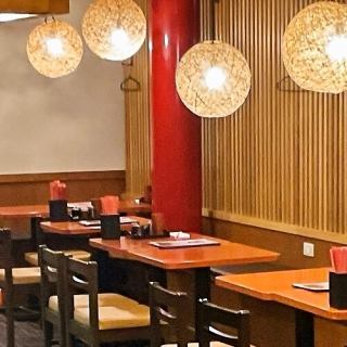 無駄のないすっきりとしたレイアウトでお料理の置く場所にも困らない広々したテーブルのお席を多数ご用意いたしております。大切なお仲間やご家族など、お料理を召し上がりながら気楽にプライベート時間をお楽しみください。