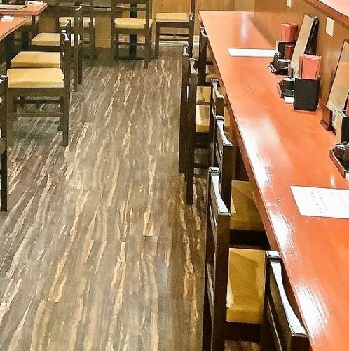 カウンターとテーブルのお席をご用意しております。お客様のシーンや目的に合わせてお選びいただけますので、ご宴会やデートなどのご利用にも最適です。