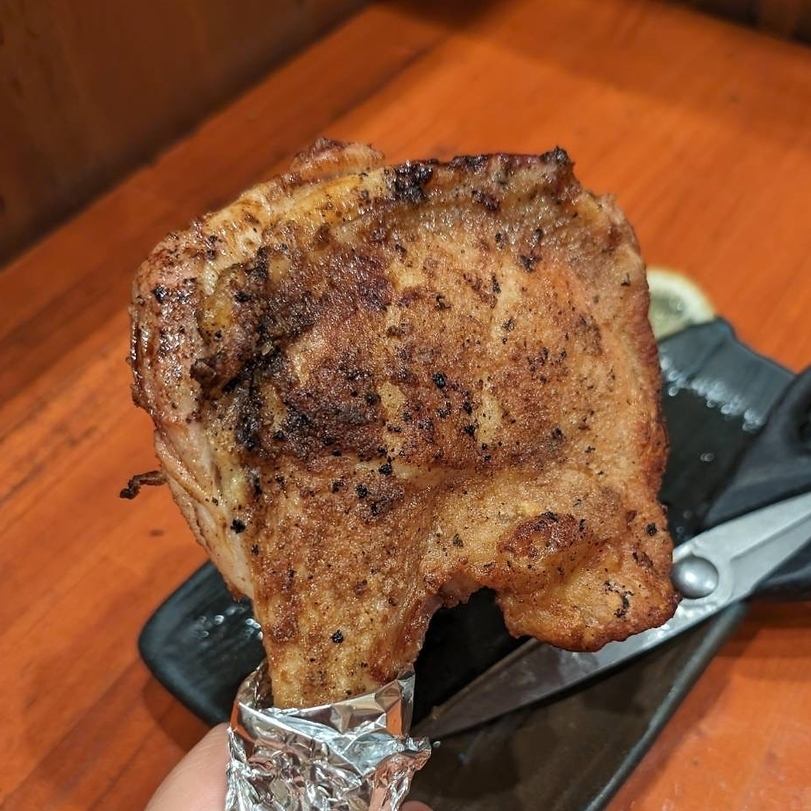 当店の隠れた人気メニュー骨付きチキンも販売中♪