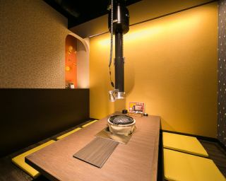It is a relaxing digging kotatsu seat.Please take off your shoes and enjoy Genghis Khan ♪ All seats can be separated by curtains, so you can make it look like a semi-private room.Of course you can see the night view! <6 people>