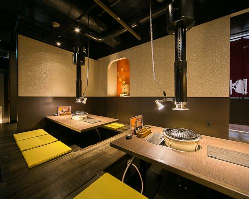 It is a relaxing digging kotatsu seat.Please take off your shoes and enjoy Genghis Khan ♪ All seats can be separated by curtains, so you can make it look like a semi-private room.Of course you can see the night view! <4 people>