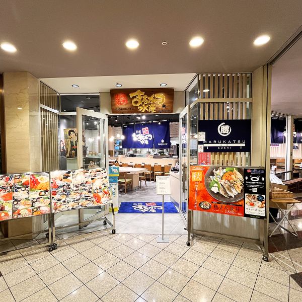 汐留シティーセンターのメインロビーへ通じるエスカレーターホールに面しています。非常にわかりやすい場所なので待ち合わせでも迷うことがありません。
