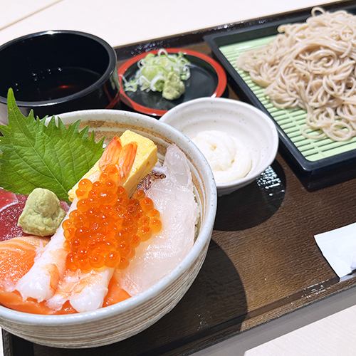 冷蕎麥麵和海鮮蓋飯