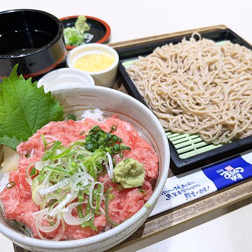 冷蕎麥麵和鮪魚蓋飯