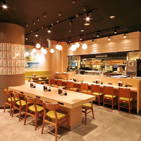 Located on the 1st basement floor of Shiodome City Center! How about having fresh seafood and sushi at lunchtime after work? The food is so quick that you can eat quickly and head straight to the next!