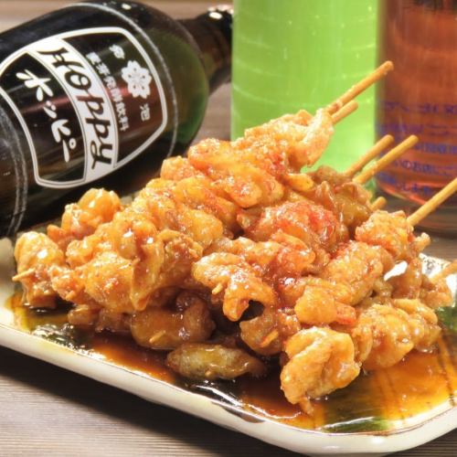 Crispy chicken skin skewers are now available as Majimeya's new specialty!