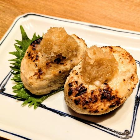 炭烤肉丸配萝卜泥和酱油