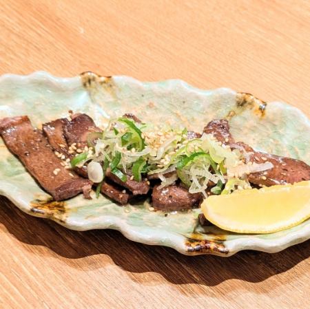 牛舌配葱、盐和柠檬