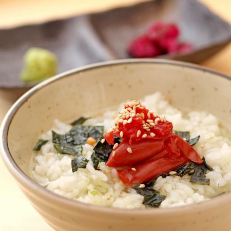 梅子、鳕鱼子、章鱼和芥末茶泡饭