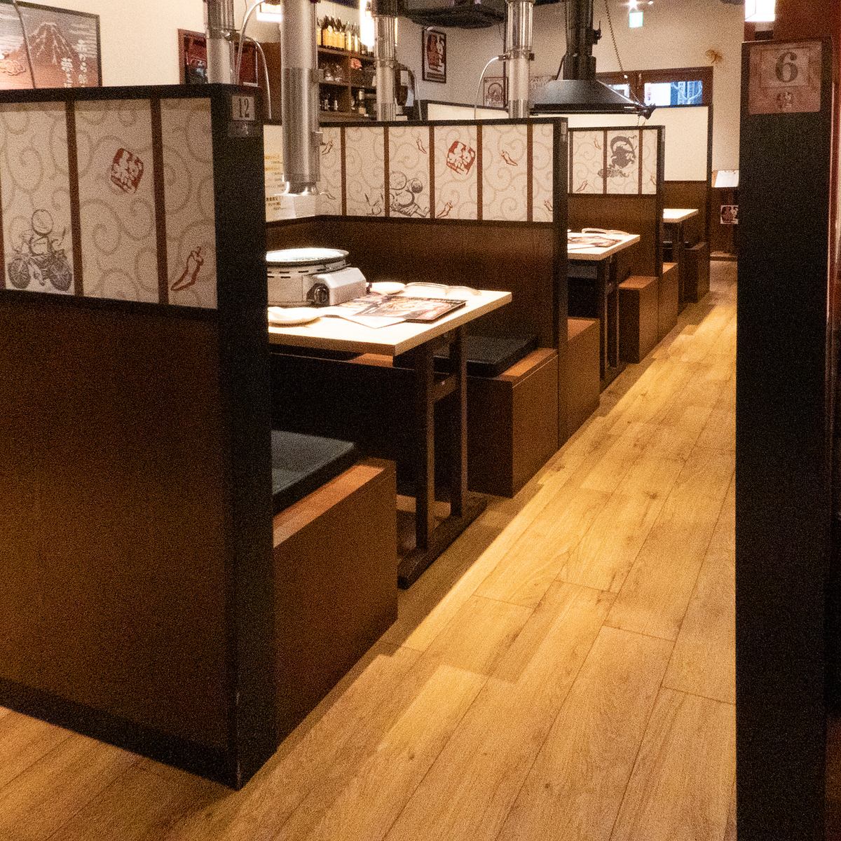 壁に掛けられた、店内所々描かれた子鬼のアートは遊び心満点☆