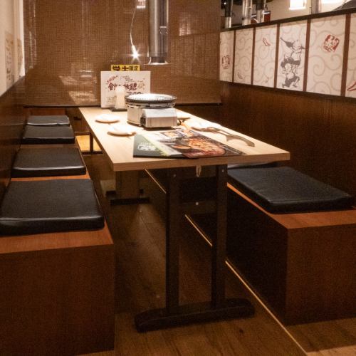 店裡還有桌席，不用擔心周圍的人，可以放心用餐☆【Aka Kara高知大手筋店】裝潢時尚，非常適合女孩子的夜晚外出、公司宴會、生日/週年慶典！等多種場合。