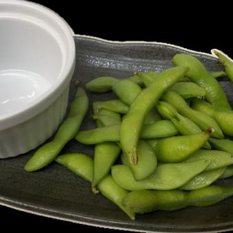 Freshly boiled edamame