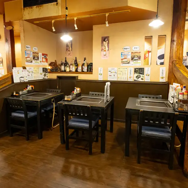 カップルやファミリーに人気のテーブル席です！！入口の地下へ下りる階段は少し躊躇ってしまうかもしれませんが、勇気を出して下りてみてください！昔ながらのアットホームな風景が広がります。御一人様のちょっと一杯にもご利用可能な１～２名席もあります♪♪