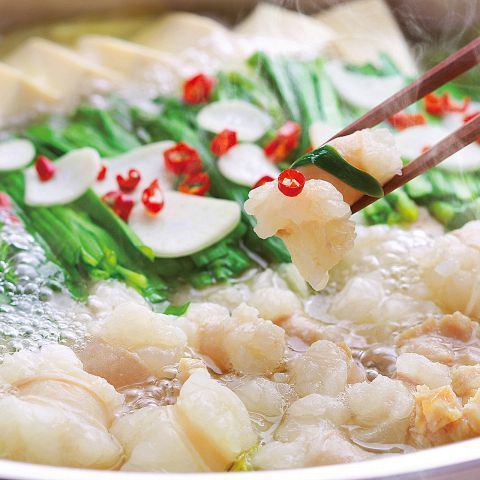 名物★プリップリの「博多もつ鍋」　自慢のスープに、もつの旨みと野菜の甘みが絡み合う絶品。