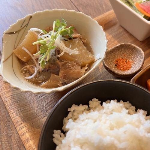 Beef tendon radish set meal with homemade dashi (prepared in store/limited quantity)