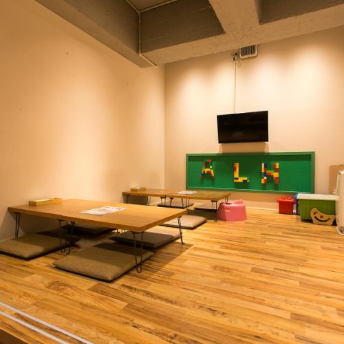 This is also a small raised seating area that is very popular with children ♪ You can play with Lego blocks attached to the wall, and DVDs of anime are shown on the monitor!