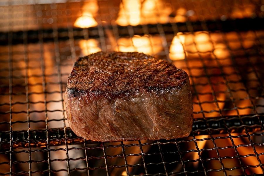 薪火で焼き上げるお肉料理